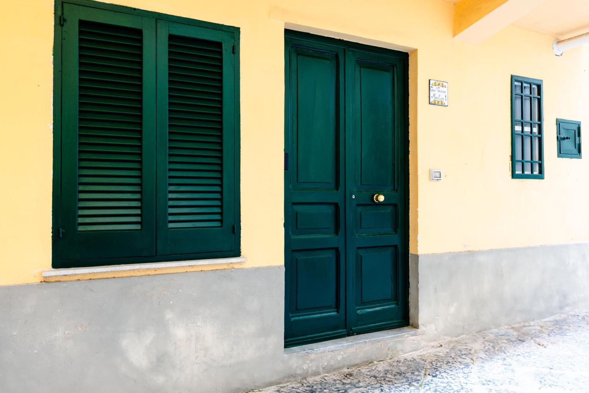 Mare Luna - Appartamento Nel Centro Storico Di Salernes Extérieur photo