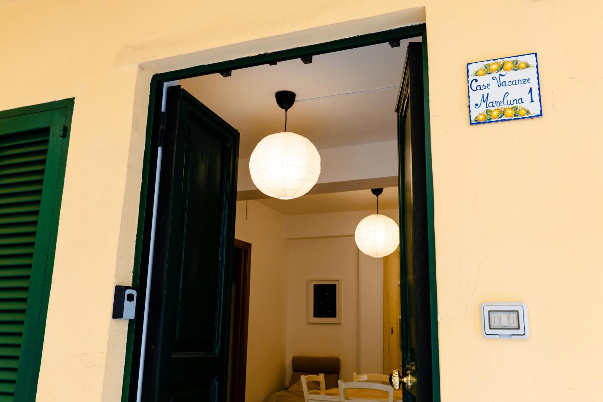 Mare Luna - Appartamento Nel Centro Storico Di Salernes Extérieur photo